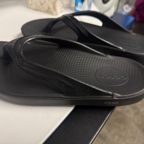 Oofos Flip Flops - Great for Plantar Facisitis - Picture 1 of 3